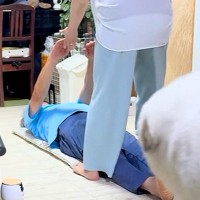 おじいちゃんがおばあちゃんに『起こして』とお願いした結果→超大型犬が…容赦ない『嫉妬の仕方』が94万再生「手加減なしで草」「愛憎劇ｗ」