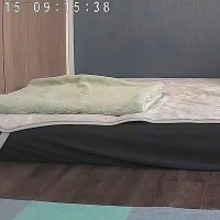 外出して数分後『留守番中の犬が寂しがってないかな』と見守りカメラで見た結果→思っていたのと違う光景に2万いいね「可愛い」「人間みたい」