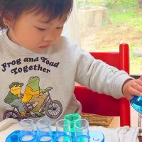女の子が『実験ごっこ』をした結果→ビーカーの水を床に捨てると、犬がドン引きして…まるで人間のような表情が42万再生「顔が最高ｗ」「爆笑」