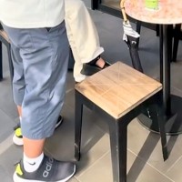 犬と一緒にカフェのテラス席にいたら、突然『知らない自転車のおじさん』が近づいてきて…予想外の展開が34万再生「どっちも可愛すぎるｗ」