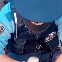 『警察官』が大好きな犬→お散歩で発見して『お仕事中に邪魔かな』と思っていたら…紳士すぎる『神対応』が63万再生「メロメロｗ」「可愛すぎ」