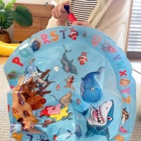 犬と猫に『ウォーターベッド』を買ってあげた結果→上に乗せてみたら…それぞれの反応が可愛いと反響「真逆でおもしろいｗ」「笑ってしまった」