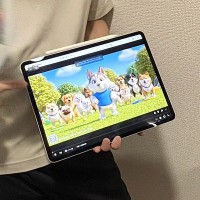 10分間、犬をジッとさせるため『パパがタブレットとうちわ』を持って…小さな子どものような『過保護な光景』に反響「犬ファーストで素敵」