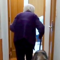 腰を痛め、杖をつくおばあちゃん→大型犬が『転ばないかな、大丈夫かな』と付き添って…愛に溢れた『尊い光景』に反響「優しい子」「大好きなんだ」
