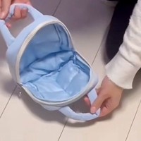 『バッグに入ればお出かけできる』と思っている犬→小さなポーチを開いてみた結果…サイズ感がバグっている『まさかの光景』に154万再生の反響