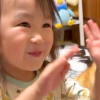 女の子と一緒に『手遊び』をした結果→隣で見ていた犬が、状況を察して…笑ってしまう『微笑ましい光景』が63万再生「猛烈にかわいい」「上手」