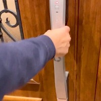 いつも母に素っ気ない犬→深夜、帰りが遅くなったら『玄関』にいて…健気すぎる『まさかの光景』が13万再生「泣ける」「本当は大好きなんだ」