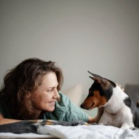 犬に『依存してしまう人』の特徴5選　愛犬を溺愛しすぎるリスクやデメリットまで