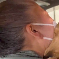 おばあちゃんの退院の日、車で『大型犬と猫と一緒にお迎えに行った』結果→3週間ぶりの再会で…尊すぎる光景に反響「みんな嬉しそう」「泣けた」
