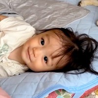 朝7時30分、実家で『1歳の娘と犬』が同じ布団で寝ていて…あまりにも尊い『寝起き光景』が38万再生「可愛すぎる天使たち」「人の子みたい」