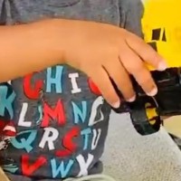 男の子が生まれてからずっと見守ってきた大型犬→1年後、関係性に変化があり…初めてみせた『尊い行動』に「信頼の証拠」「たまらない」と悶絶の声