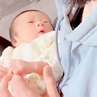 出産後、赤ちゃんと一緒に5日ぶりの帰宅→家にいた犬が、ママよりも先に…尊すぎる『はじめましての光景』に反響「羨ましい」「いいお兄ちゃん」