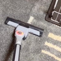 掃除機をかけている最中、部屋の隅っこに隠れてしまった2匹の犬→あまりに可愛い『結託する光景』が231万再生「信じられないものを見る目ｗ」
