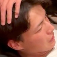 8ヶ月ぶりに帰省した息子→再会した犬たちが喜び過ぎて…まさかの争奪戦と『尊すぎる光景』が16万再生「ベッタリで草」「ヤキモチ可愛すぎｗ」