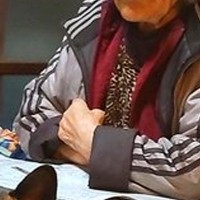 朝ごはんを食べている最中、ふと『新聞を読むおばあちゃん』を見た結果→足元に…何気ない日常の『幸せな一枚』に反響「かわいすぎる」「好き」