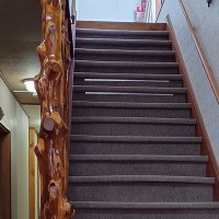 温泉宿の看板犬たちが『お客さんと仲良くなる』と、階段の下で…稀に見られる『まさかの光景』に3万いいね「うるっとくる」「むしろ廊下で寝たい」