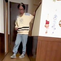 愛犬が亡くなった1年後→父に内緒で『赤ちゃん犬』を飼った結果…キャリーを開けた瞬間の『反応』が86万再生「お父さん可愛いｗ」「いいキャラ」