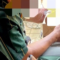 クロネコヤマトの配達員が荷物を届けてくれた結果→玄関まで『犬』がお出迎えして…何気なく撮影した『尊い一枚』に1万いいね「律儀で可愛い」