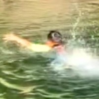 男の子が川に飛び込んだ結果→『泳ぐのが上手くない大型犬』が、必死に助けようとして…『まさかの行動』に絶賛「涙出ちゃう」「カッコよすぎ」