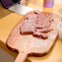 高級肉の匂いで『覚醒』した犬→落ち着かせようとしたママが…まさかの『一緒に覚醒する光景』が613万再生「どっちも可愛いｗ」「早過ぎて草」