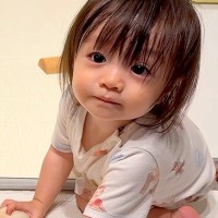 1歳の女の子が『犬を愛しすぎた』結果→お散歩終わりのお風呂にも来て…あまりにも尊い『ふたりの世界』が44万再生「天国」「おてて繋いでる」