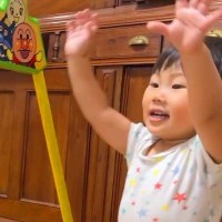 夜、2歳の女の子が寝る前に『バイバイ』と大型犬に伝えた結果→『寂しがるかな』と思いきや…まさかの反応が25万再生「早く行けよって顔で草」