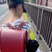 夏休みが終わり、女の子が小学校へ登校→犬と一緒にお見送り後、帰宅すると…切なすぎる『玄関での光景』が19万再生「不貞腐れてて草」「顔がｗ」