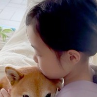 朝、保育園に行く6歳の女の子→犬と離れたくなくて、抱きつきながら『いってきます』と伝えた結果…『相思相愛な光景』に11万再生の反響