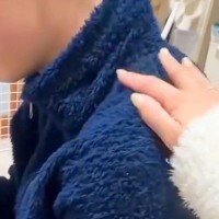 隣にいる『彼氏』を撫でたら、犬が嫉妬して…『そっちじゃないです！』あまりにも可愛い『甘えん坊すぎる光景』が202万再生「面白可愛いｗ」