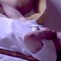 『酔っ払い眠った父』と添い寝する犬→ふと見たら『しっぽの上』に手が乗っていて…思わず吹き出す『辛辣な対応』が44万再生「微笑ましいｗ」