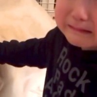 小さな男の子に『老犬を介護施設に入れる』と伝えた結果→離れ離れになるのが嫌すぎて…涙溢れる光景が104万再生「優しい右手」「もらい泣き」