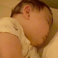 『赤ちゃんの寝かしつけ』を終えた結果→ふと『横から視線』を感じたので見てみると…とんでもなく尊い光景に反響「たまりません」「愛おしい」