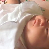 赤ちゃんが『犬に囲まれて育った』結果→周りで騒いでいても動じずに、9年後…慣れ過ぎている『まさかの光景』に反響「たくましい」「格が違う」