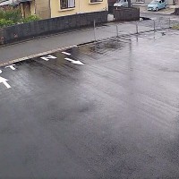 雨の日、夫に『犬の散歩』をお願いしたら→持っていたのは『傘』ではなく…二度見してしまう『衝撃の光景』に5万いいね「爆笑ｗｗ」「平和で好き」
