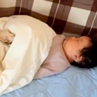 『赤ちゃんの夜泣き』に付き添ってくれた大型犬→朝になり、ふたりの様子を見てみると…尊すぎる光景に反響「毎日お疲れさま」「寝顔も似てる」