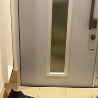 深夜2時『犬の姿が見当たらないな』と思い、探した結果→夫が出かけた後の玄関にいて…健気すぎる『尊い光景』が24万再生「泣ける」「愛おしい」