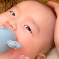 赤ちゃんに『かわいいなあ』と声をかけた結果→後ろで見ていた犬が『嫉妬』して…わかりやす過ぎる『ヤキモチの光景』に反響「可愛くていじらしい」