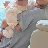 赤ちゃんを抱っこ中、夫が突然『うごかないで』と一言→何事かと思ったら、写真を…あまりにも『幸せな一枚』に25万いいね「なんて素敵な家族」