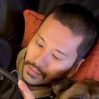 山奥で発見、保護された『元野犬』を飼った結果→父に心を許しすぎて…完全に野生を忘れた『まさかの寝姿』が73万再生「可愛すぎる」「尊い…」