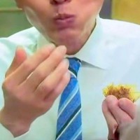『孤独のグルメ』を鑑賞中、おにぎりが画面に出た結果→大型犬が『もらえる』と勘違いして…まさかの光景に20万いいね「なんで？って顔で草」
