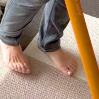 犬がズボンを噛んで離さないので『そのまま掃除機をかけた』結果→思わず笑う『頑固すぎる光景』が29万再生「パグ型ルンバ」「初めて見たｗ」