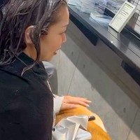 美容室で『看板犬』を務める柴犬→お客さんが髪を切っている最中に…羨ましすぎる光景に1万いいね「最高の接客だ」「もはや天国」「癒しサロン」