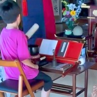 実家の『お寺』にきた男の子→犬が後ろからついてきて…あまりに賢い『お参りの光景』が44万再生「微笑ましい」「おしりとしっぽ可愛すぎる」