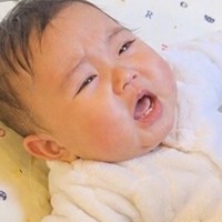 赤ちゃんが不機嫌で号泣した結果→2匹の『大型犬』が近づいて…『愛おしすぎる光景』と泣いていた理由が16万再生「可愛いが渋滞」「家族の愛」