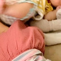 『寝相の悪い赤ちゃん』が、犬が一緒にお昼寝した結果→ふと様子を見てみると…『まさかの光景』に爆笑「思わず吹き出したｗ」「器用で草」
