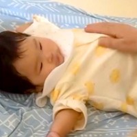 おばあちゃんが家にきて、孫を撫でた結果→大型犬が嫉妬して…『私も見て！』甘えん坊すぎる光景に反響「可愛いヤキモチ」「一生撫でないとｗ」