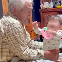 『赤ちゃんにおじいちゃんを取られた』と勘違いした老犬→『私もいるよ』と近づいて…可愛いが渋滞している光景が14万再生「子供みたいｗ」
