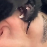 『なんでそんなところでｗｗ』犬にオヤツをあげた結果→なぜか『顔の上』で…思わず笑う『まさかの食べ方』が55万再生「邪魔で草」「愛感じる」