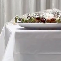 パーティーの準備中『豪華なお料理』を発見した犬→まるで人間のように『ウキウキな光景』に反響「笑っちゃったｗ」「早くって声が聞こえてきそう」