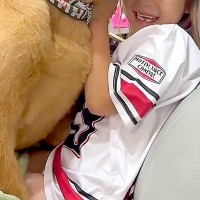 小さな女の子のことが大好きな大型犬→愛が重すぎて…まさかの『距離感がバグっている光景』に34万再生の反響「満足気で草」「羨ましすぎるｗ」